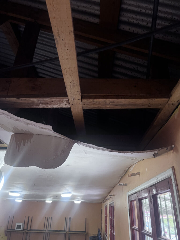 Cielo del salón de la sede con planchas desprendidas