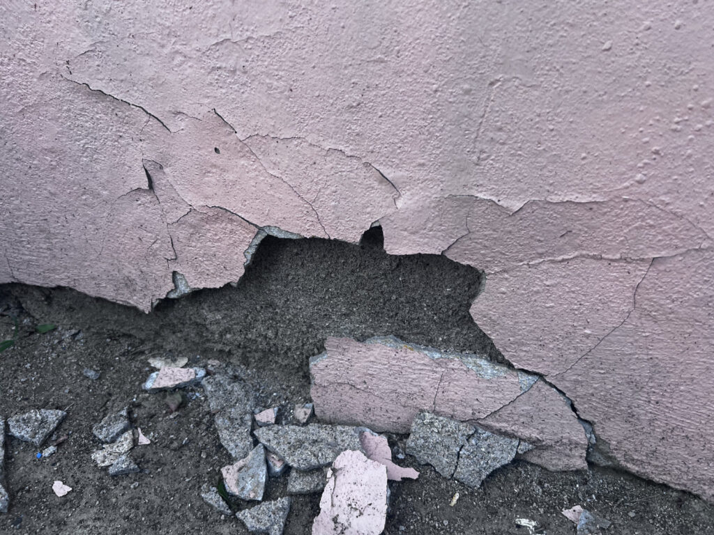 Muro de la sede con el revoque desprendido