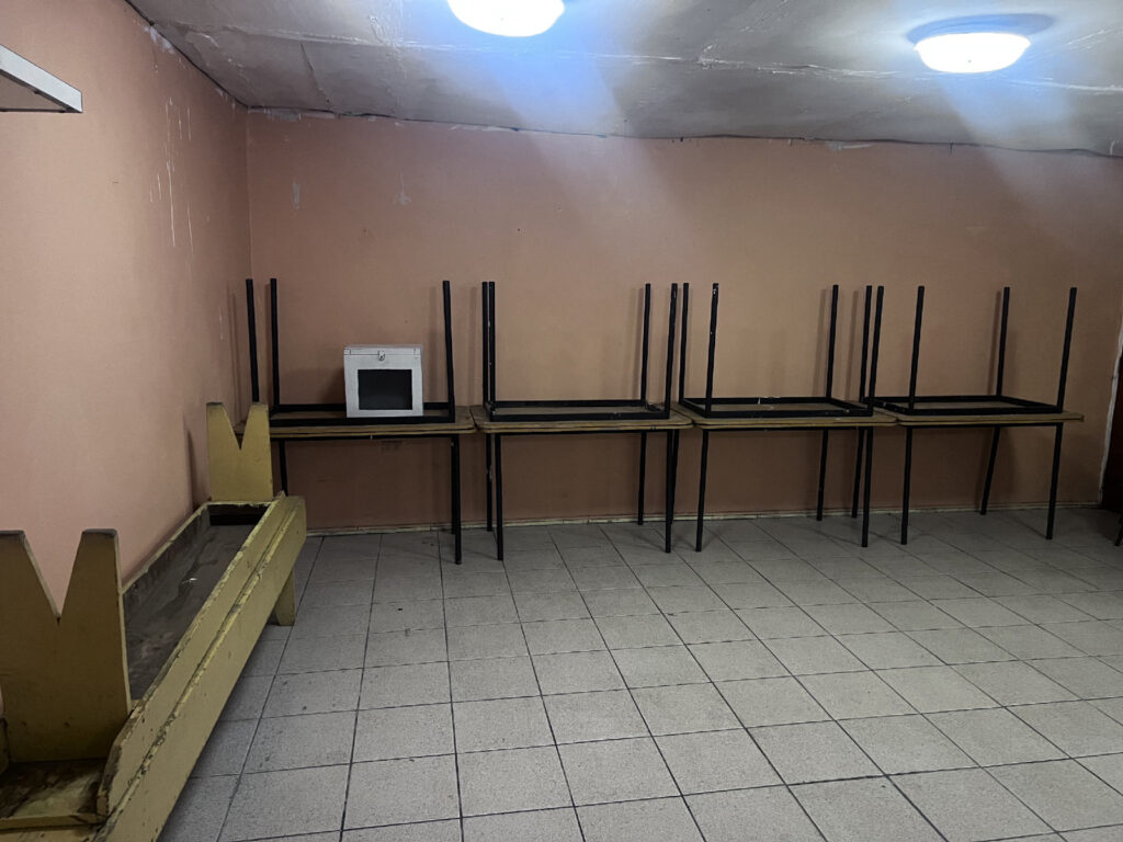 Salón de la sede con mesas